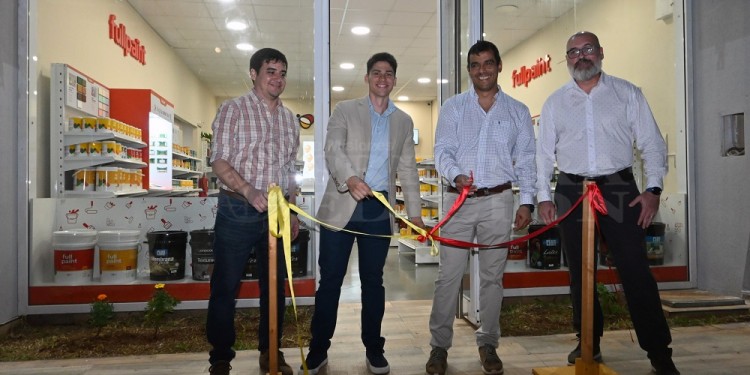 CORTE DE CINTAS. Rodrigo Romero, Lucas Rizzolo, Sergio López y Hugo Alvarenga, dejaron oficialmente inaugurado el local sobre la calle Los Cardenales 6208.
