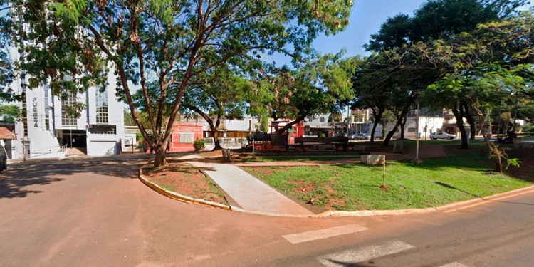 LUGAR. Presumen que la pelea o agresiones a Obregón concluyeron en esta zona, avenida Bartolomé Mitre a la altura de la calle 25 de Mayo de Posadas.