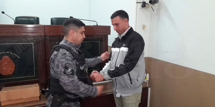 DE REGRESO AL PENAL Tras escuchar la sentencia Matías Medina fue esposado y trasladado a la cárcel.