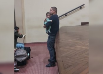 El profe misionero que se ganó el cariño de todos tras acunar a un bebé en pleno examen