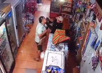 VIDEO: un comerciante ahuyentó a un ladrón que lo golpeó con la caja registradora