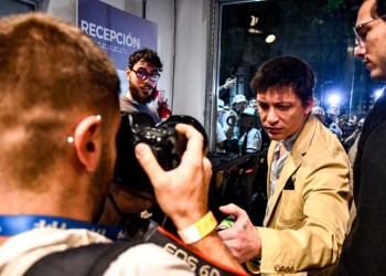 Grave intimidación de Santiago Caputo a un fotógrafo antes del debate en CABA