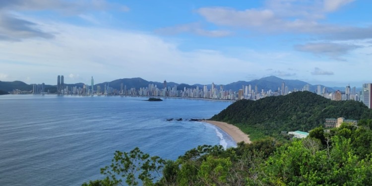 MAR Y VEGETACIÓN. Camboriú es un destino elegido para esta fecha por la cantidad de opciones que presenta: mar, playa, sol, naturaleza y vida nocturna.