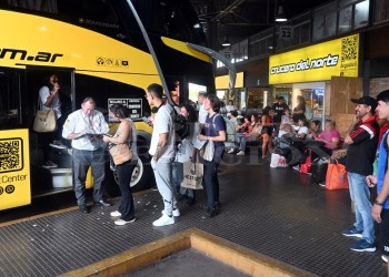 Intenso movimiento de viajeros en la terminal de Posadas