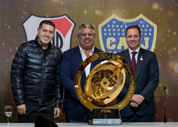 El trofeo del Mundial de Clubes se exhibió en la previa del Superclásico entre River y Boca