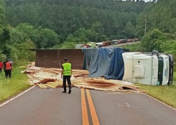 Misiones: despiste y vuelco de un camión sobre ruta nacional 12