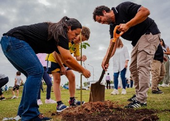 Plantaron más de 250 ejemplares de especies autóctonas en el Parque Lineal de Itaembé Guazú