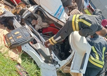 Conductor estuvo atrapado más de una hora tras despistar y volcar con su camión