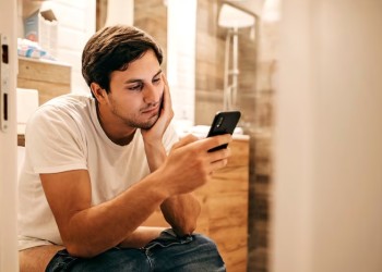 “Llevar el celular al baño parece algo inofensivo pero para la salud no lo es”