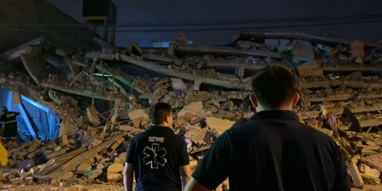 Se derrumbó un edificio en Encarnación.Foto: Antonio Rolín- Última Hora