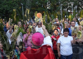 La comunidad posadeña dio inicio a la Semana Santa con los ramos en alto