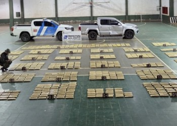 Chocó un móvil de Prefectura, huyó y abandonó su auto con más de mil kilos de droga