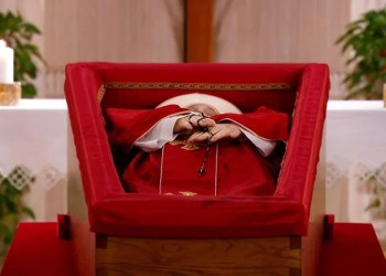 El Vaticano difundió las primeras imágenes del féretro del papa Francisco