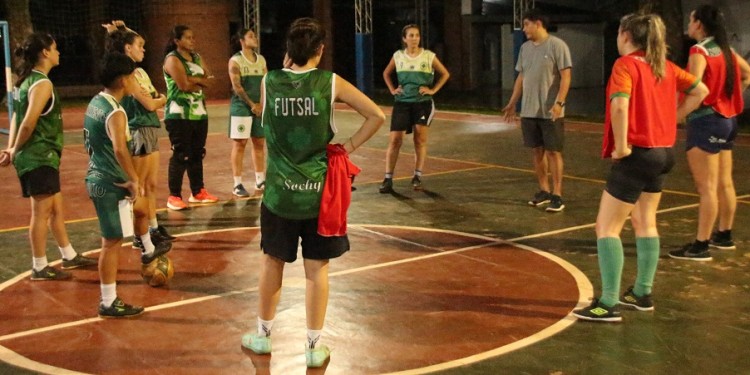 TRABAJO. Las chicas de San Patricio, comandadas por Guille Ruíz Díaz, en uno de los últimos entrenamientos.