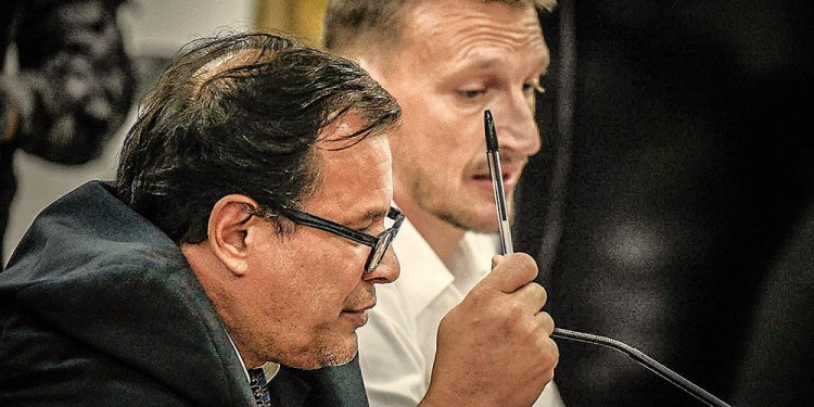 DEFENSOR Y ACUSADO. Gonzalo De Paula y el exdiputado provincial Germán Kiczka durante la cuarta jornada.