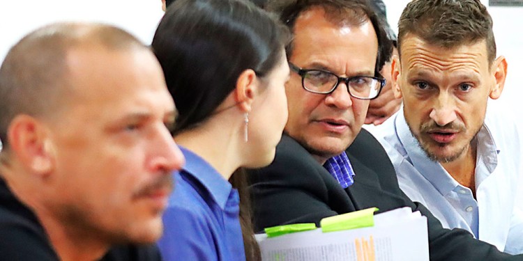 SEGUNDA SEMANA EN EL BANQUILLO. El exdiputado provincial Sebastián Kiczka (camisa blanca) dialoga con los abogados defensores Gonzalo De Paula y María Laura Alvarenga.