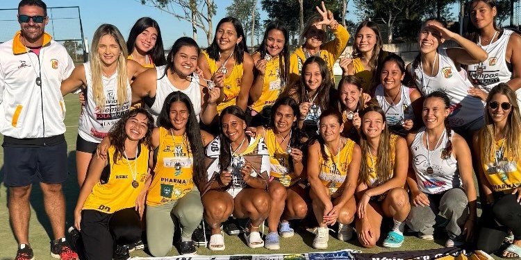BRONCE. Las chicas de Tacurú celebraron la victoria sobre El Quilla, por 3 a 0 que las depositó en el podio..