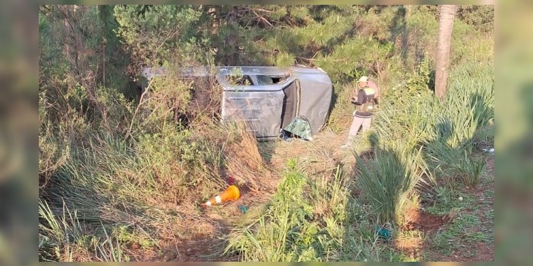 LLEVABA CIGARRILLOS DE CONTRABANDO. La camioneta robada con la cual el imputado embistió al efectivo y luego terminó volcando.