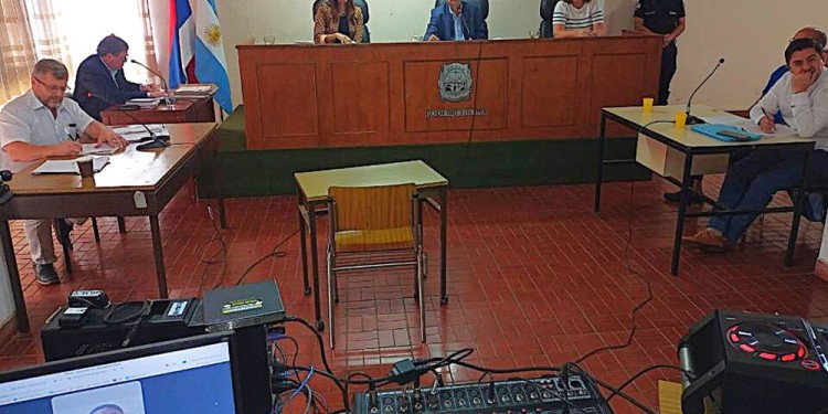 TESTIGO CLAVE. La monja que declaró ayer por vía remota (abajo a la izquierda). El debate continuará hoy.