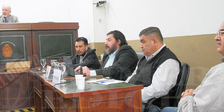 DEFENSA Y ACUSADOS. Marcos Duette (derecha de la imagen) y Ricardo Gómez junto a sus abogados ayer durante la primera audiencia en el TOF de calle Félix de Azara.
