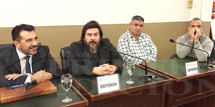 IMPUTADOS. Los abogados (de izquierda a derecha) Augusto Leguiza y Carlos Larraburu junto a los exgendarmes Ricardo Gómez y Marcos Duette (exjefe del Escuadrón 9 Oberá).