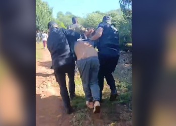 No lo dejaron seguir bebiendo y los atacó con un machete