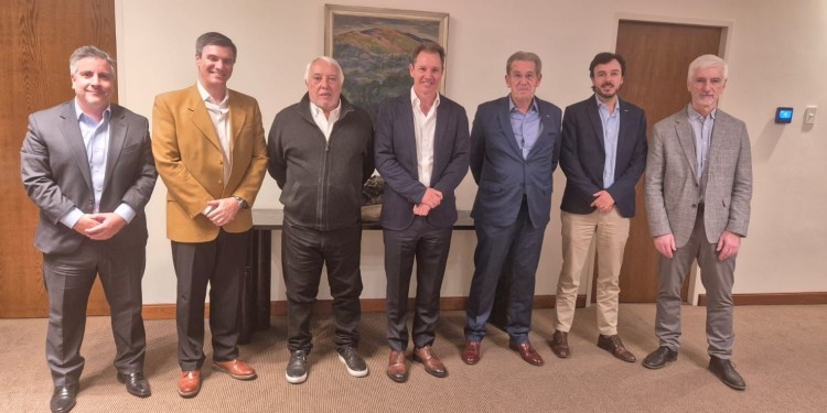 El Presidente de Banco Macro, Jorge Brito y el Titular del ACA, César Carman, junto a funcionarios de ambas entidades firmaron el acuerdo.