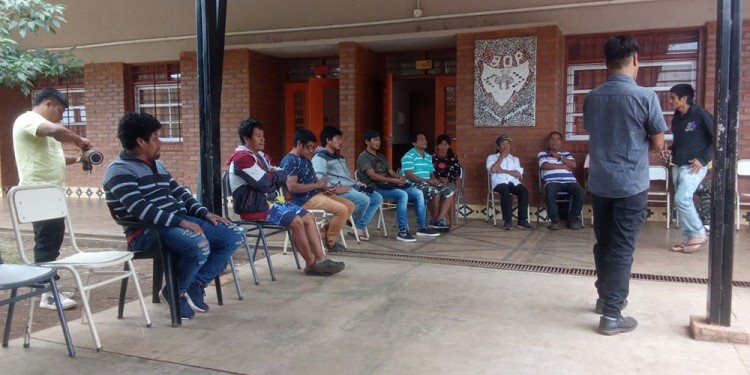 ASAMBLEA. Mburuvichas en desacuerdo reunidos en la comunidad Ka’aguy Poty de Cuña Pirú.