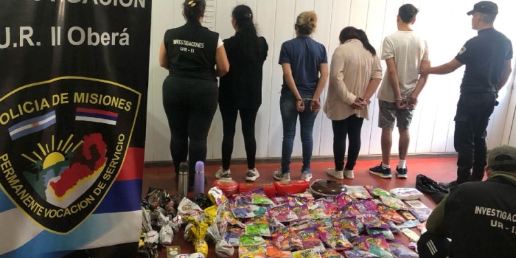 BOTÍN. Huevos de pascua, pilas, globos, una olla, un termo y preservativos.