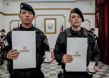 El gobernador Passalacqua reconoció a dos agentes por su “valentía, honor y entrega”