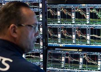 Caen los mercados de Asia y Europa tras la escalada de aranceles entre Estados Unidos y China: el temor por un “lunes negro”