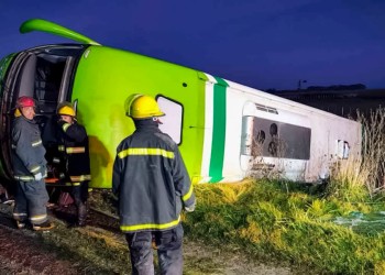 Despiste y vuelco de micro de larga distancia deja cinco muertos y al menos 25 heridos