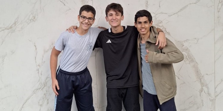 REPRESENTANTES. Alejo. Camilo y Enzo, antes de ingresar a una de las jornadas de cuatro horas de pruebas.