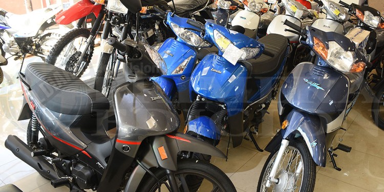 DOLOR DE CABEZA. En los controles de tránsito, permanentemente aparecen problemas con los papeles de titularidad cuando se exhiben los certificados de patente en trámites, que ante la falta de chapas se reemplazaron por “codificaciones dominiales” que otorgan los registros de autos y motos.