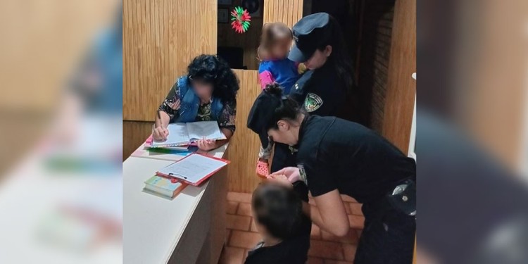A RESGUARDO. Tras la denuncia de vecinos intervino la policía y la situación de los menores quedó judicializada.