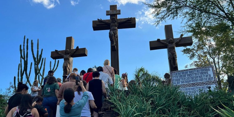 RECREACIÓN DEL GÓLGOTA. El Jardín Bíblico en Oberá ofrece una vista y un recorrido emotivo y cautivante.