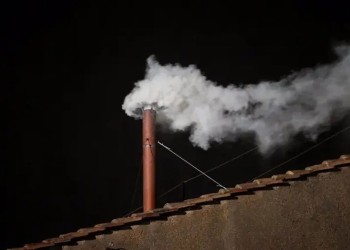 Muerte del papa Francisco: qué significado tienen la fumata negra y la fumata blanca