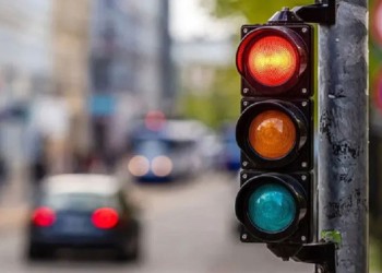 Estudio revela que 1 de cada 2 argentinos  admite haber pasado un semáforo en rojo