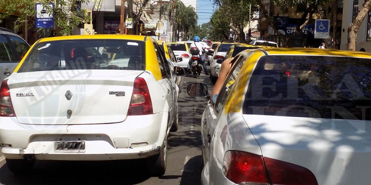 MIXTOS. Muchos taxistas también operan con estas plataformas de forma paralela en la ciudad.