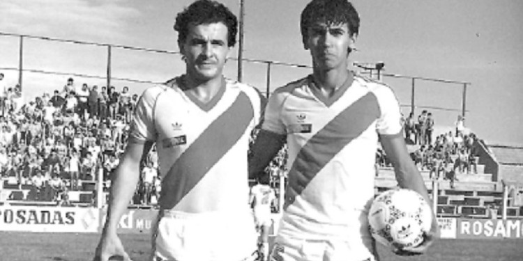 El candelariense Antonio Vidal González (derecha) junto a Rubén Nacimiento antes del partido que lo convertiría en historia eterna de la Franja.