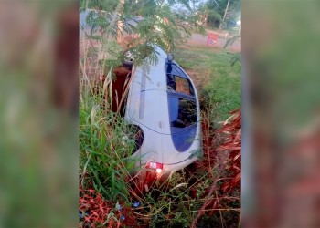 Tras chocar a una moto, un auto despistó y terminó volcado dentro de una zanja