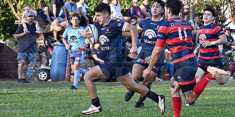 CON DECISIÓN. Tomás Estigarribia encara rumbo al ingoal rival, para apoyar el quinto try de CAPRI en el clásico.