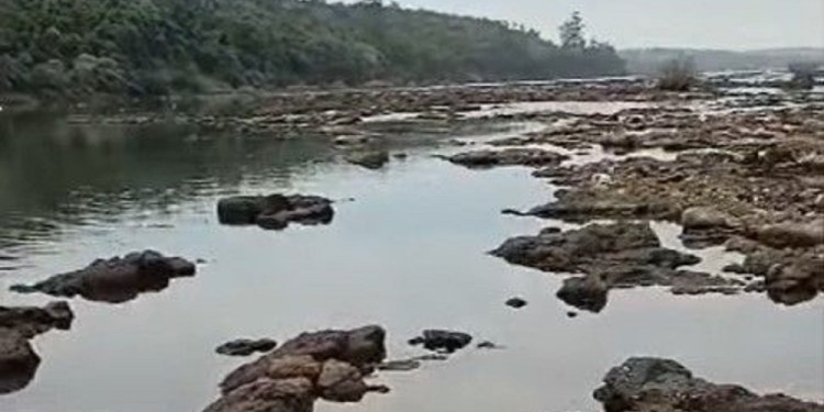 REALIDAD. La bajante pronunciada deja al descubierto las piedras.