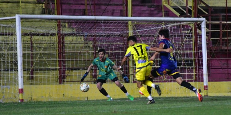 IGUALDAD. Crucero viene de rescatar un empate en Chaco, ante Sarmiento (gentileza Diario Norte)