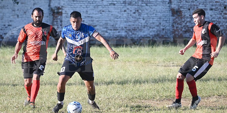 CON LO JUSTO. 1º de Mayo marcó en el final y festejó por primera vez.