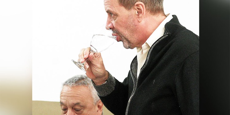 AGUA PARA ALFONSO. El agente aduanero bonaerense está acusado junto a sus pares Bernardino Castor Esquivel, René Lorenzo Juárez y Francisco Antonio Llorente.