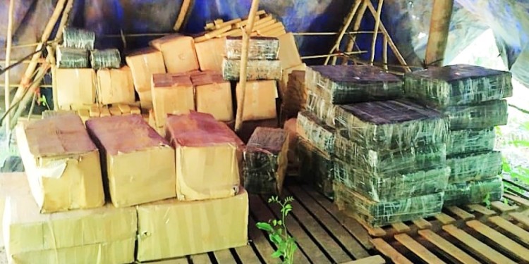 ESTRUCTURA. El lugar estaba tapado con una lona y se cree que a la espera de transportar la droga a otro punto.