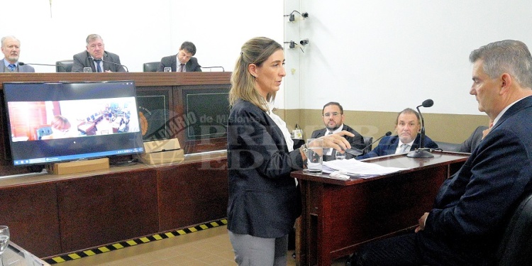 FIRMAS Y CELULARES. Llorente reconoció su firma en planillas de guardias y uno de los tres teléfonos móviles que le secuestraron en octubre de 2017 cuando fue detenido.