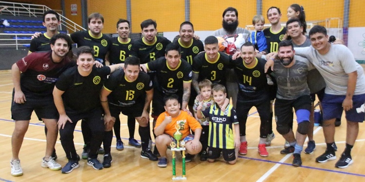 TÍTULO. El plantel de Américas Futsal celebra con el título del Municipal +35.
