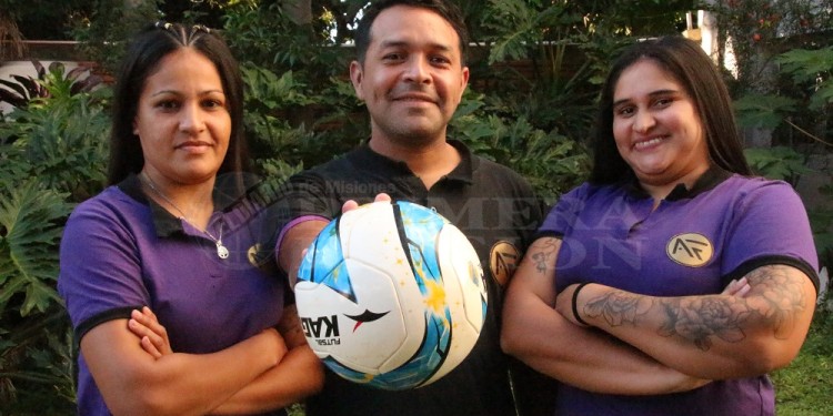 ILUSIÓN A PLENO. Matto, el DT De La Cruz y Melgarejo, parte del equipo posadeño que va tras el sueño mundialista.